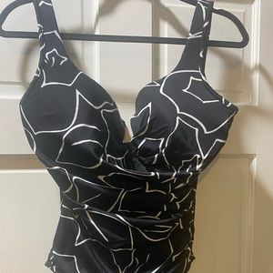 NWOT Black and white one piece miracle suit size 16